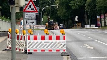 Ein Abschnitt des Geh- und Radwegs am Holsatenring gegenüber der Eduard-Schlichting-Straße ist wegen der Arbeiten gesperrt.