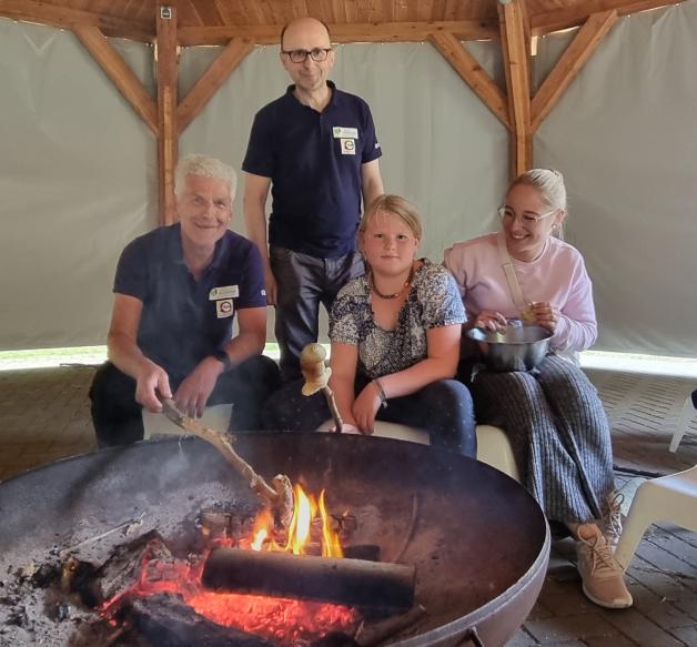 Stockbrot wird am Lagerfeuerkessel gebacken: Dietrich Mohr (von links), Carsten Hillgruber, Lotte Nützel (9) und Teamerin Nicola Höft. Stockbrot wird am Lagerfeuerkessel gebacken: Dietrich Mohr (von links), Carsten Hillgruber, Lotte Nützel (9) und Teamerin Nicola Höft.