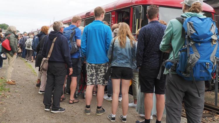 Eine lange Warteschlange am Bahnsteig: Die Fahrt mit dem Schienenbus von Kappeln nach Eckernförde stieß auf großes Interesse