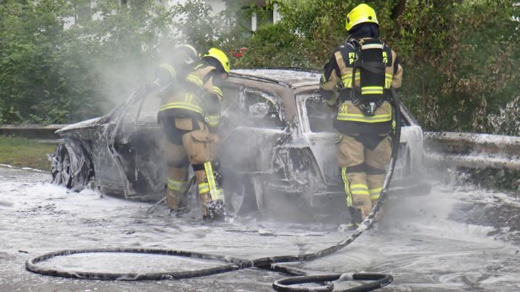 Mercedes C-Klasse, ausgebrannt und mit Löschschaum bedeckt, technischer Defekt während einer Probefahrt