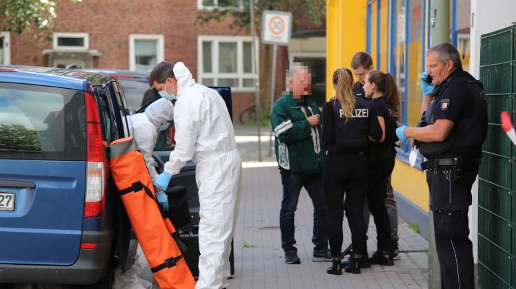 Zwei tote Frauen in Elmshorn: Die Leichen der beiden Frauen waren am Samstagmittag entdeckt worden. Die Spurensicherung war den Nachmittag über im Einsatz.