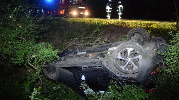 Nach einem schweren Verkehrsunfall in Rohlfshagen hat der Verunglückte den Unfallort mithilfe eines anderen Autofahrers verlassen. Jetzt ermittelt die Polizei.  