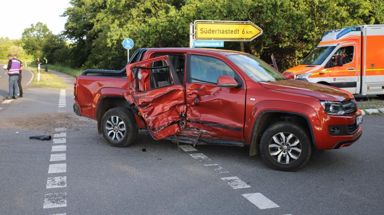 Tödlicher Unfall bei Schafstedt: Der Motorradfahrer war in die hintere Tür der Beifahrerseite des VW geprallt. Er stürzte darauf hin und blieb im Straßengraben liegen.