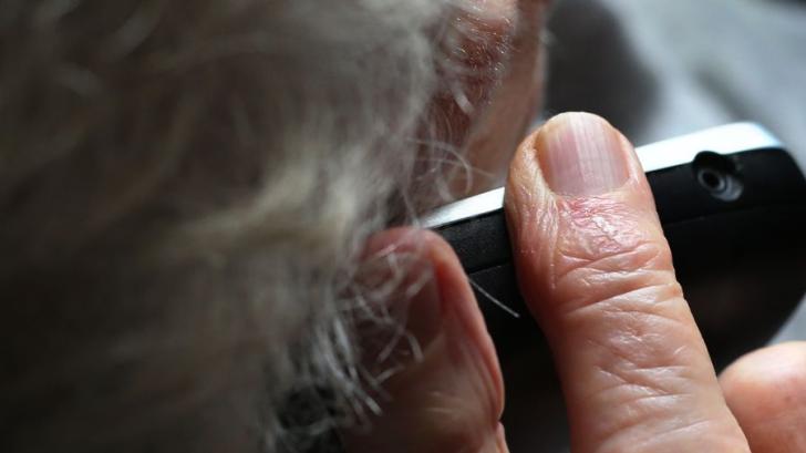 ARCHIV - Eine Rentnerin hält ein Telefon in der Hand. Foto: Karl-Josef Hildenbrand/dpa/Symbolbild