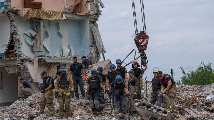 Rettungskräfte durchsuchen die Trümmer eines Wohnblocks in Tschassiw Jar, der von einer russischen Rakete getroffen wurde. Foto: Nariman El-Mofty/AP/dpa