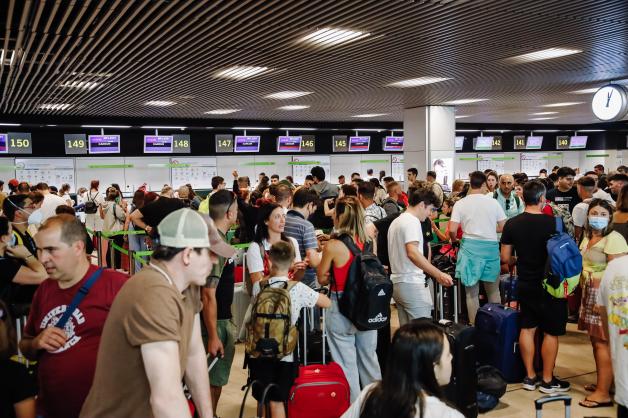 Airport Madrid: Auch an den Flughäfen des beliebten Urlaubslandes Spanien ächzt man im Sommer unter den Touristenmassen.