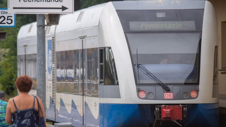 ARCHIV - Ein Regionalzug der Usedomer Bäderbahn GmbH (UBB) steht im Bahnhof Zinnowitz. Foto: Stefan Sauer/dpa/Symbolbild
