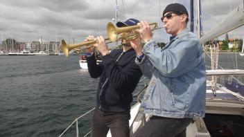 Simon Demangeat (l., 21 Jahre) und Filip Orkisz (25) ließen ihre Instrumente an Bord der „Hippodackl“ von Birgit und Udo Hallstein erklingen.