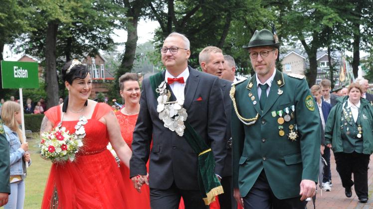 Das amtierende Königspaar Sandra und Michael Grünloh beim Abschreiten der Kompanien. 275 Jahre Schützenverein Sögel