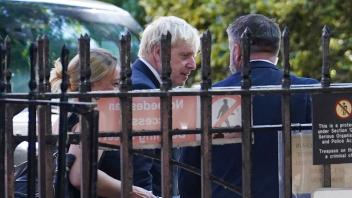Boris Johnson (M), Premierminister von Großbritannien, verlässt die 10 Downing Street. Foto: Stefan Rousseau/PA/dpa