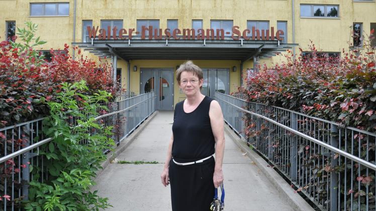 Gisela Hög vor der Walter-Husemann-Schule.