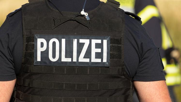 Melle, Deutschland 02. Juli 2022: Ein Beamter der Polizei mit Weste und dem Aufdruck Polizei. Landkreis Osnabrück Nieder