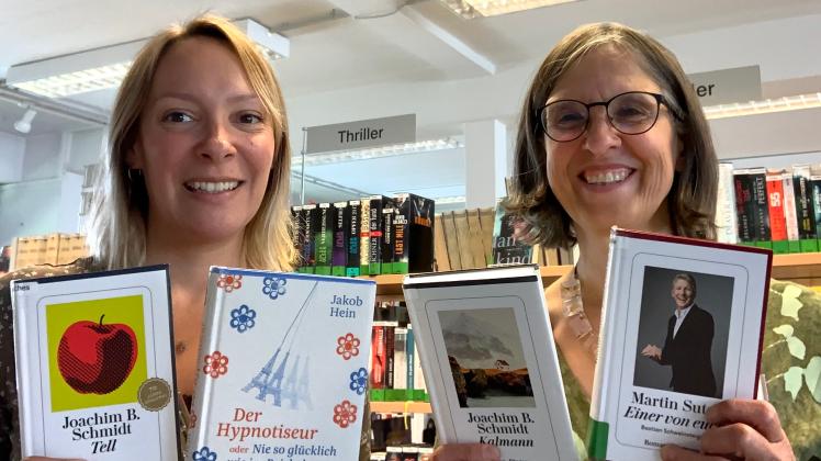 Larissa Noack (links), Leiterin der Schenefelder Bücherei, und ihre Stellvertreterin Anne Wilke können so einige Bücher empfehlen.