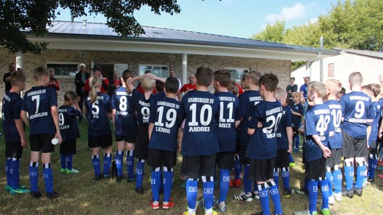 In Wittenburg startet die HSV-Fußballschule. 40 Kinder trainieren eine Woche lang mit den HSV -Jugendtrainern