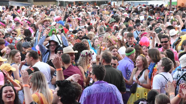 5000 zum größten Teil kostümierte Partybesucher haben vom 2. auf den 3. Juli im Stadion am Habbrügger Weg ausgiebig gefeiert.    