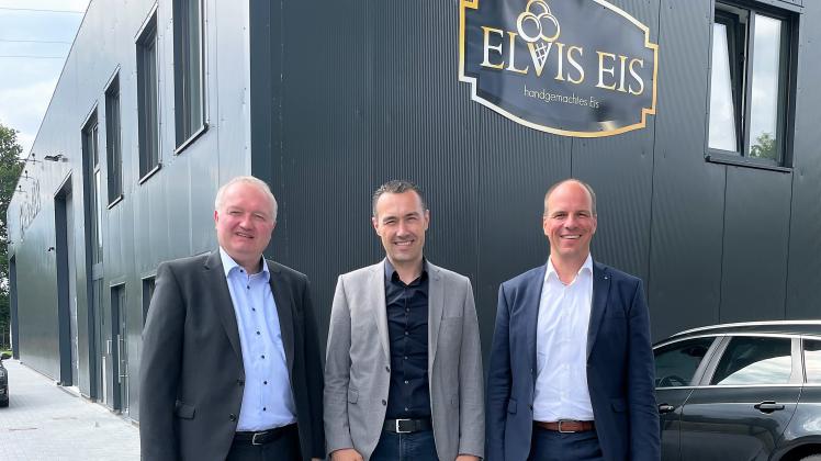 Landrat Henning Görtz (v.l.) mit Eis-Hersteller Elvis Bogicevic und Raiffeisenbank-Vorstand Stefan Lohmeier vor der neuen Eisfabrik im Bargteheider Gewerbegebiet.