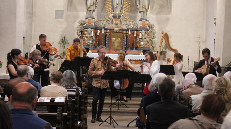 Blockflötistin und Leiterin Elisabeth Champollion (rechts) und Solo-Violinist Daniel Sepec (vorne links) harmonierten mit ihrem Ensemble Volcania.