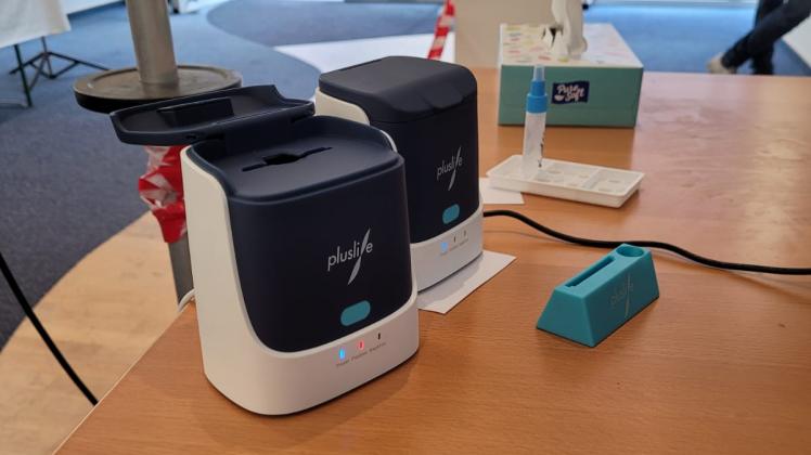 Gleich zwei dieser Geräte, die einen PCR-Test in wenigen Minuten auswerten können, hat Apotheker Wolfgang Hackmann aus Meppen angeschafft.