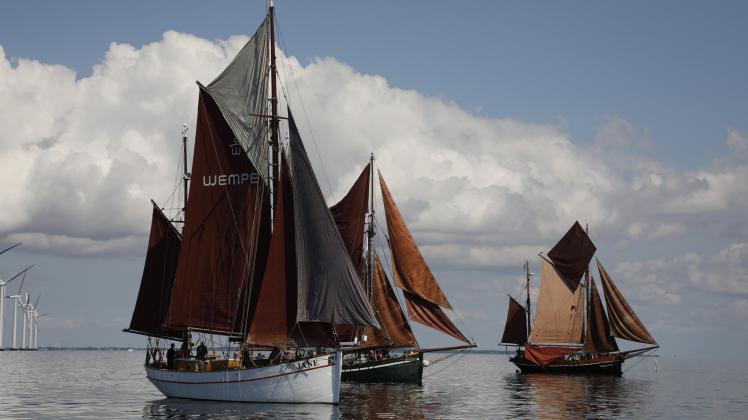 Die Haikutter-Regatta ist ein traditioneller Bestandteil der Hanse Sail Rostock.
