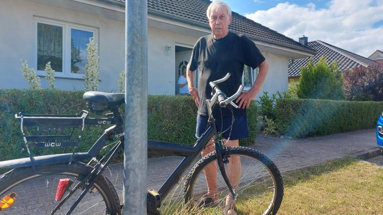 Nach Monaten wünscht sich Harald Schewe, dass das Fahrrad vor seinem Haus endlich entsorgt wird. 