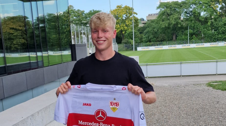 Lukas Griebsch hält das Trikot mit der Nummer 21 in Händen, das er künftig in der U21-Mannschaft des VfB Stuttgart in der Regionalliga Süd-West tragen wird.