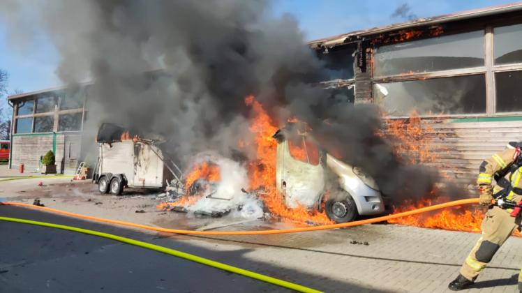 Pferdetransporter auf dem Elisenhof in Quickborn steht in Flammen