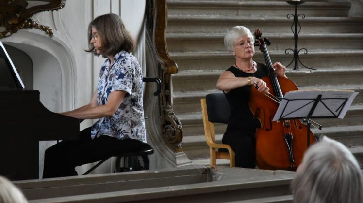 Sie gestalteten die musikalische Begleitung der Ausstellungseröffnung: Ulrike Angermann-Bisling auf dem Violoncello und Stefanie Martensen am Klavier