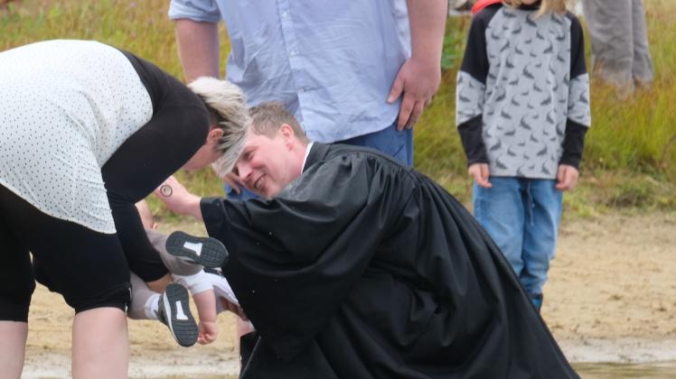 Taufe im See: Pastor Matthias Groeneveld spendet einem Täufling Gottes Segen. 