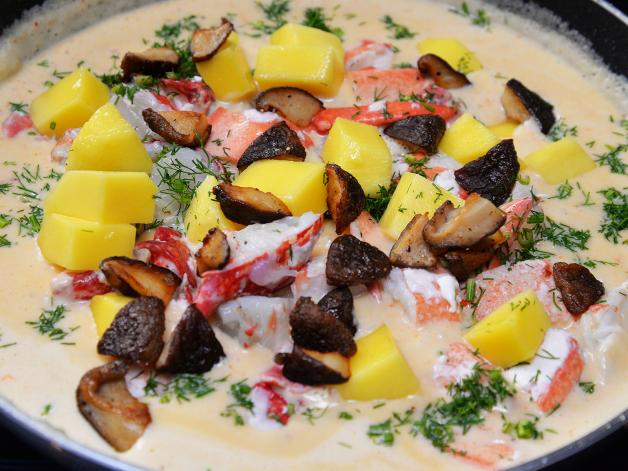 Füllung mit Pilzen, Thai Spargel, Mango und Hummerfleisch. Füllung mit Pilzen, Thai Spargel, Mango und Hummerfleisch.