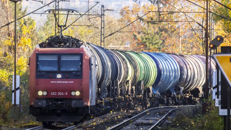 Güterzug auf der sogenannten Schusterbahn, einer Umfahrung von Stuttgart. // 09.11.2021: Deutschland, Baden-Württemberg,