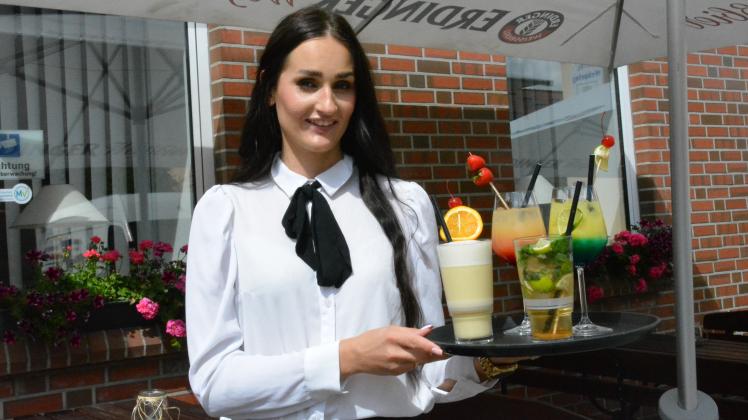 Anja Strugarek serviert im Hotel „Erbprinz“ in Ludwigslust besonders gern farbenfrohe Cocktails.