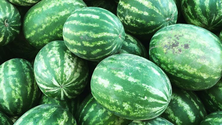 Melonen-Weitwurf für einen guten Zweck? Auf Facebook wurde die Gruppe „Charity meets 80s“ dafür kritisiert. Jetzt haben sie eine Lösung gefunden. 