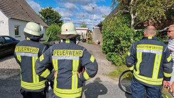 Feuerwehrleute an der Unfallstelle in Friedrichsgabekoog.