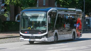 So sehen die Busse aus, die auch ab August vom Betriebshof in Schenefeld auf den Straßen unterwegs sein werden.
