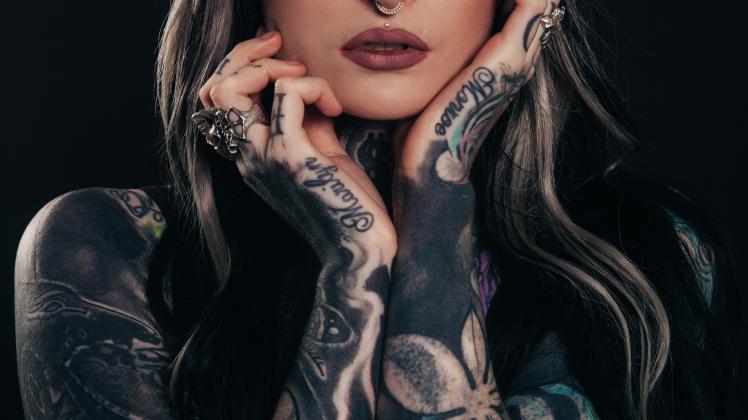 Vor allem Frauen verzieren ihre Körper mit Tattoos. Hat der Trend bald ein Ende? 