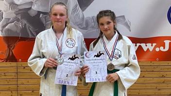 Medaillengewinnerinnen bei den Landesmeisterschaften: Judoka Raquel Larsen (links) und Laura Stavenhagen vom TS Einfeld.