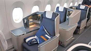 Leere Plaetze,Sitze in der Business Class.Sitzplaetze. Lufthansa Flugzeugtaufe Airbus A350 MUENCHEN am 29.04.2022 im Flu