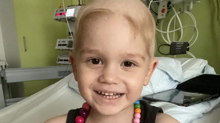 Im Mai wurde bei Albert Leukämie festgestellt. Der Dreijährige hat bereits mehrere Chemotherapie-Blöcke hinter sich. Doch er kann nur mit einer Stammzellenspende wieder gesund werden.