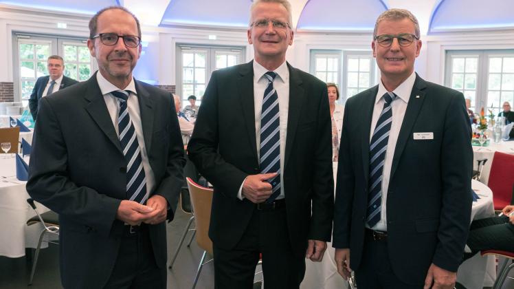 Wolfgang Etrich, Martin Versemann (beide Vorstand, von links) und Ralf Guttmann (Aufsichtsratsvorsitzender) überbrachten gute Nachrichten.