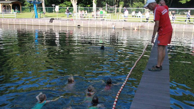 Norbert Kuhnert unterrichtet die fortgeschrittenen Kinder, die sich in der BNekow auf ihr bronzenes Schwimmabzeichen vorbereiten