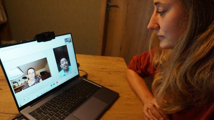 Per Video-Chat steht Kathrin Norda mit ihrer Freundin Priska Schweikert und Ramon Salgado (Bildschirm rechts) in Kontakt. 