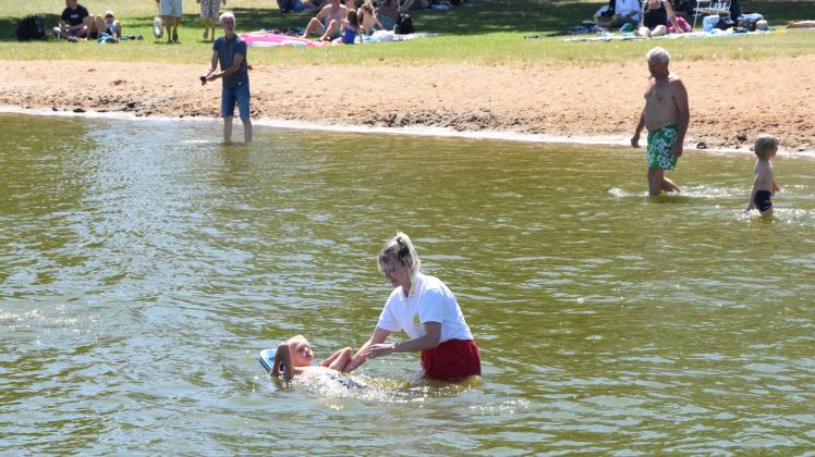 Nach ihrer Rettungsschwimmerausbildung bringt Larissa Gehm, die die gymnasiale Oberstufe der Kooperativen Gesamtschule Sternberg besucht, Kindern in den Ferien das Schwimmen bei.