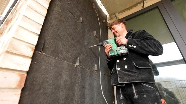 Das Eindecken von Steil- und Flachdächern, Fassaden, Bauwerksabdichtungen und die Installation von Solaranlagen gehören zu den Aufgaben in der Dachdeckerei. Das Eindecken von Steil- und Flachdächern, Fassaden, Bauwerksabdichtungen und die Installation von Solaranlagen gehören zu den Aufgaben in der Dachdeckerei.
