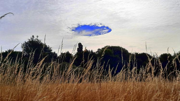 DK-Leser Christoph Kulhoff hat am Dienstagmorgen eine seltene Hole-Punch Cloud über Delmenhorst beobachtet und fotografiert.
