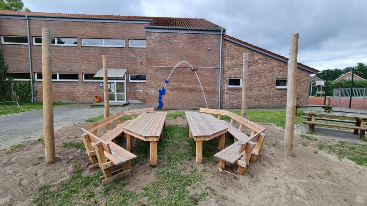Diese neue Sitzgelegenheit steht nun auf dem Schulhof der Geschwister-Scholl-Schule in Dalum. Gebaut wurde sie von sechs Schülern.