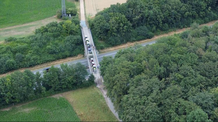 Landwirte aus Ibbenbüren und Umgebung protestierten am Montagabend in Solidarität mit ihren niederländischen Kollegen auf neun Autobahnbrücken.