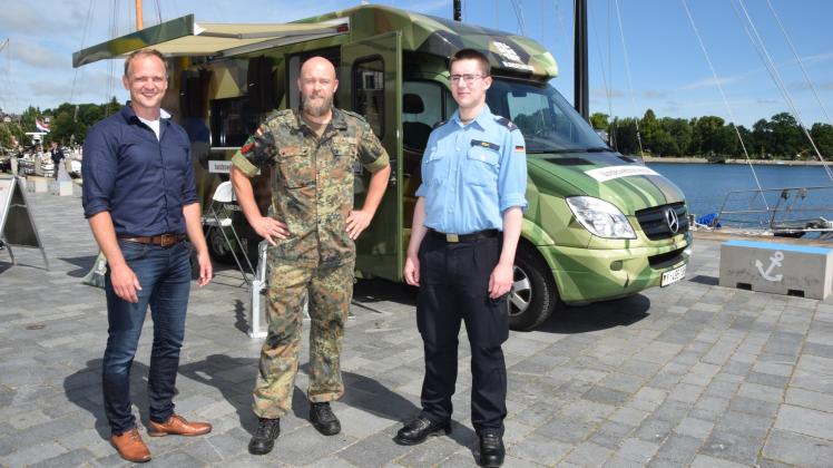Anlaufstelle für interessierte Bewerber bei der Bundeswehr: (v. l.) Jan-Ullrich Dahl, Sebastian Gill und Marc-Oliver Kiel.