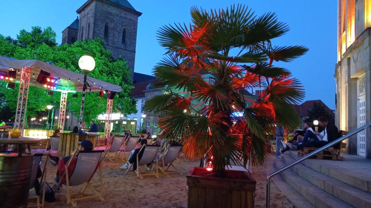 Sorgt auch in diesem Sommer wieder für das besondere Flair im Schatten des Doms: Der „Theater Beach“ in Osnabrück.