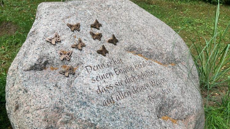 Im hinteren Teil des Zarpener Friedhofs wurde eine Kindergrabstätte mit einem Gedenkstein für Schmetterlingskinder errichtet.