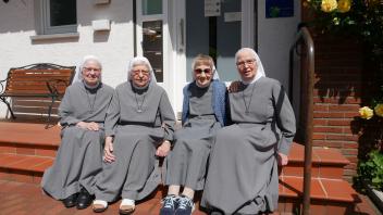 Eingeschworene Gemeinschaft: Die Schwestern M. Ancilla (von links), M. Josefa, Angela Maria und M. Emilianis vor dem Pfarrhaus St. Marien Biene, in dem sie 15 Jahre lang gelebt haben.